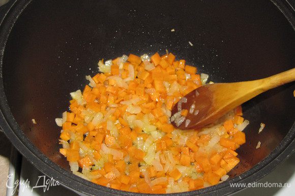 Добавить морковь, нарезанную кубиком. Жарить минут 5, помешивая.