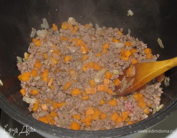 Затем добавить фарш. Потушить на небольшом 7 минут.