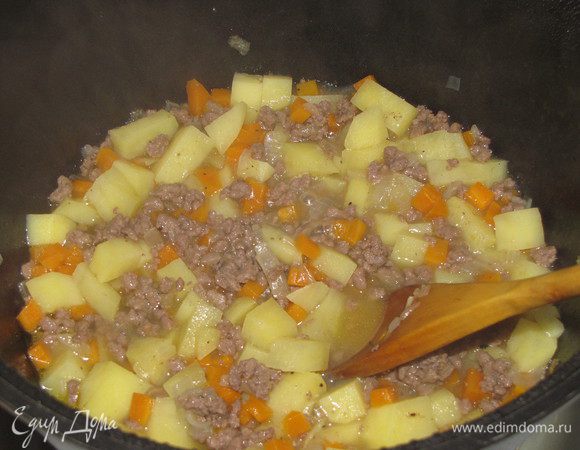 Положить нарезанный небольшими кусочками картофель, все залить горячей водой, так, чтобы покрыть мясо и овощи. Посолить и поперчить по вкусу. Тушить 15 минут.