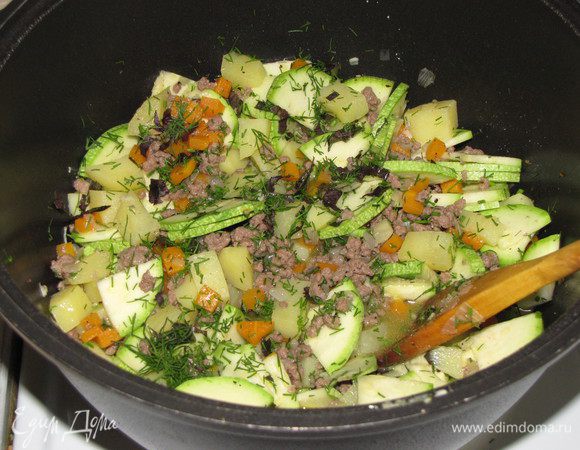Кабачки нарезать тонкими четвертинками или половинками, выложить в кастрюлю. Добавить мелко нарезанный чеснок, зелень петрушки, укропа и базилика. Все перемешать и тушить еще 15 минут до мягкости кабачков.