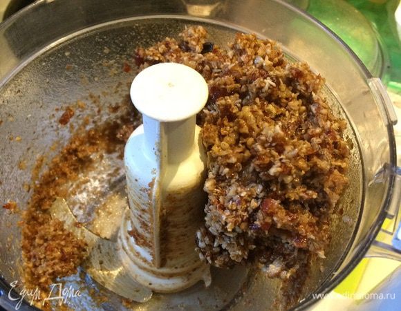 Корж-условно конечно "песочный" :) Весь тарт на вид, собственно, как раз очень похож на классический Ягодный тарт на песочной основе  с кремом из Филалельфии и шантильи. 
НО! У нас, друзья - СЫРОЕДНЫЙ подвиг, поэтому от классики остается только вид :) Для нашего тарта корж делается из 2 основных компонентов и 2-х специй по желанию. Пробиваем финики с тутовником в блэндере. Слышу слышу, тутовник сушеный !?!? Что это? 