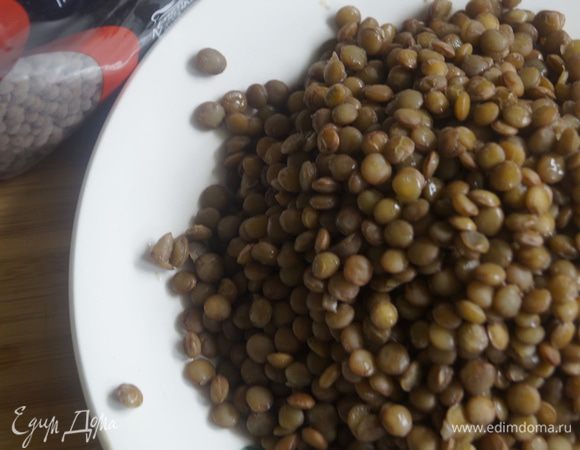 Чечевицу отварить до готовности как указано на упаковке. Дать ей остыть.