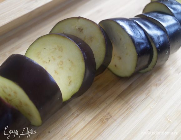 Баклажаны нарезать крупными кружочками, толщиной около 2 см.