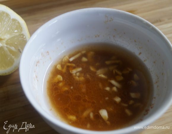 Для заправки смешать оливковое масло и лимонный сок, добавить паприку, тмин и соль, через пресс выдавить чеснок или мелко порубить. Все перемешать.