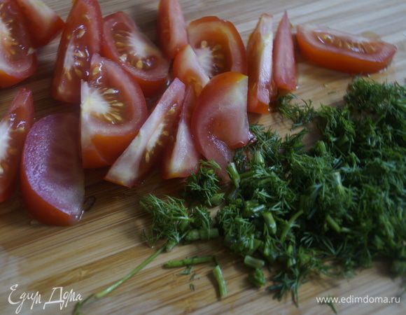 Помидоры нарезать тонкими ломтиками. Зелень укропа мелко порубить.