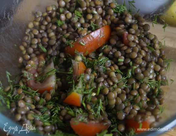 В глубокую чашу выложить чечевицу, помидоры и укроп, перемешать.