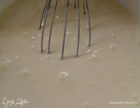 Сметану смешать с сахарной пудрой. Взбить миксером до пышной массы. Сахарную пудру регулируйте по своему вкусу.