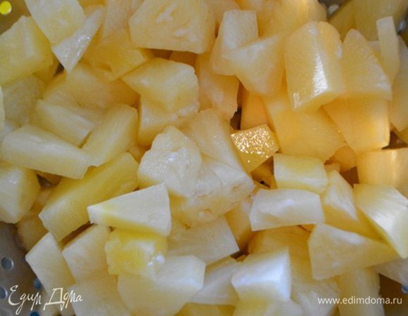 Ананасы откинуть на дуршлаг, чтобы стекла лишняя жидкость.