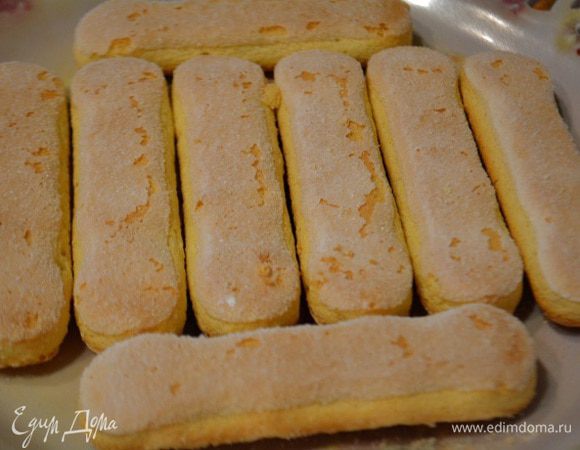 Собираем торт: берем блюдо, форму в которой будем подавать будущий торт. Укладываем слой печенья.