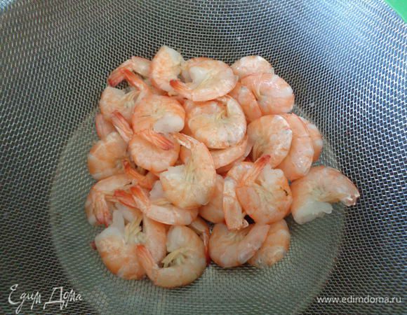 Отварите креветки в подсоленной воде с лавровым листом.