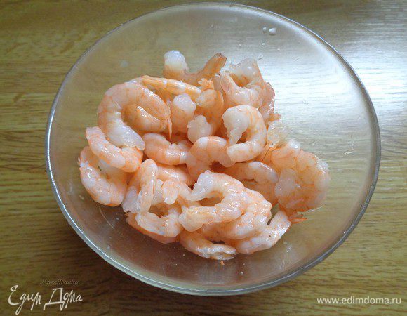 Очистите креветки от панциря и сбрызните лимонным соком. Отставьте в сторону для пропитки.