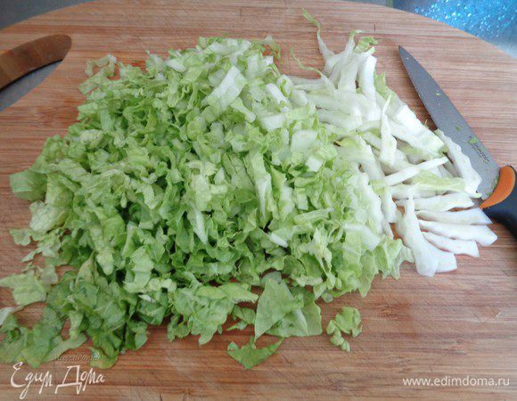 Тонко нашинкуйте пекинскую капусту.