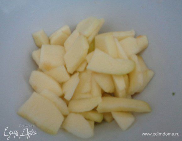 Почистите яблоко. Порежьте пластинками, а затем еще пополам и сбрызните лимонным соком, чтобы оно не потемнело.