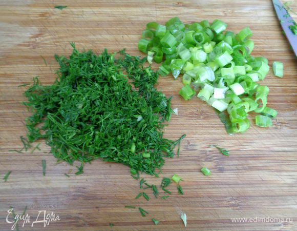 Мелко порежьте зеленый лук и укроп.