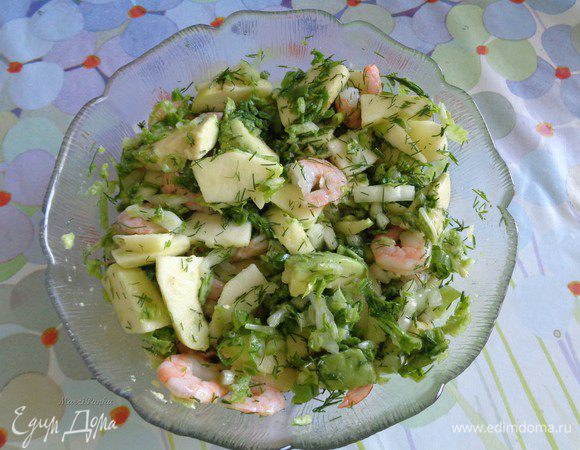 Соедините все ингредиенты салата с креветками в салатнике.