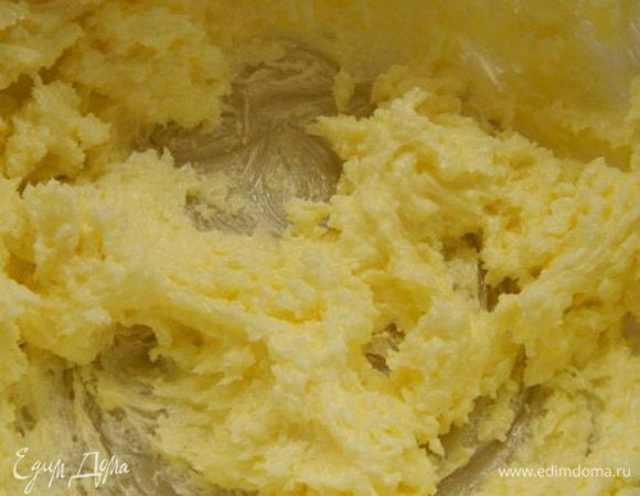 Мягкое сливочное масло или маргарин взбить с сахаром.