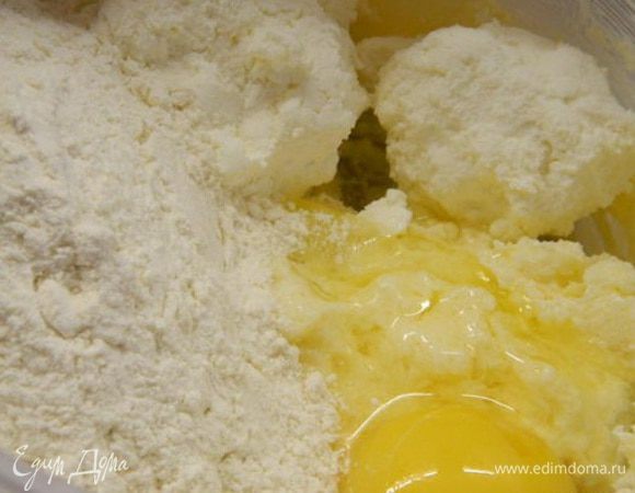 Добавить яйцо, разрыхлитель, творог и муку. Замесить мягкое тесто.