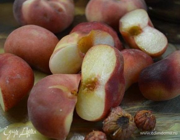 Персики помыть и обсушить. Разрезать на 2 части и удалить косточку.