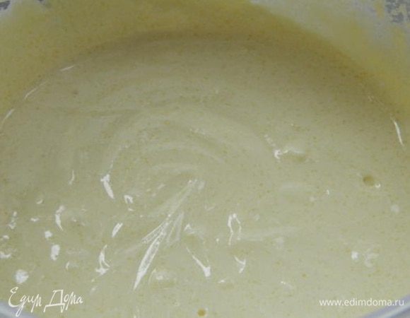 Готовим начинку: смешать творог, сахар, ванильный сахар, ложку муки, сметану и яйца. Взбить блендером.