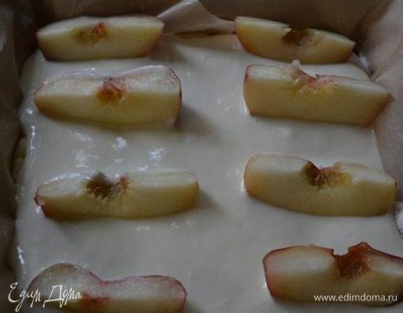 Вылить начинку. Сверху уложить еще слой персиков. Запечь в духовке при Т 180 гр 40-50 минут.