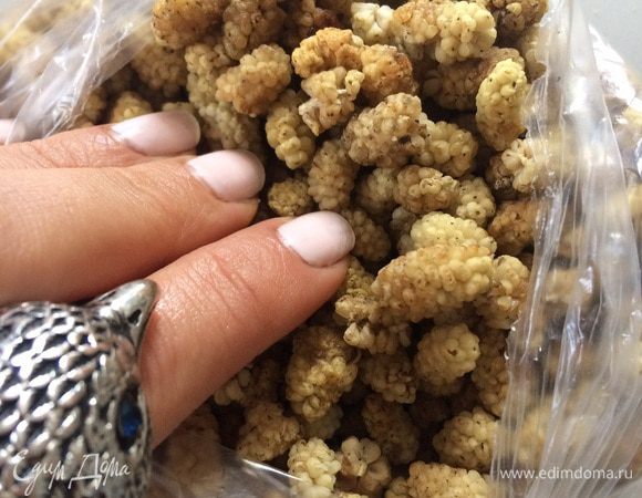 Про сушеный тутовник или сушеную шелковицу. Вот фото - это оно. Продается во всех нормальных отделах сухофруктов и орехов на рынке, редко лежит на прилавке, так как в отличие от других сухофруктов, портиться. Его в прохладном месте хранят. Но продавцы радостно за ним подпрыгивают и через 5 минут несут (в Москве на среднем не самом дешевом рынке 250₽ за кг сушеного (вяленого) тутовника свежего урожая). Вот ровно 2 недели назад начали поставлять "сушку" с майско-июньского урожая, берите сразу 2-3 кг!!! Это к нашим must have (замороженные бананы и замоченные в воде или кокосовой воде орехи) в копилку. И вместо хлопьев этих глютеново-сахарных наших в коробках и как мега базовый ингредиент для коржей веганских и сыроедных тортов и еще много для чего ооооочень вам пригодиться. Все знают, что шелковица (тутовник, mulberries)  бывают белые и сине-черными. Я до сих пор на рынках и во всех американских и европейских веганских блогах видела только белый вариант сушеных. Но тут мой, уже почти друг-продавец сухофруктов торжественно пообещал, что привезет сушку из черного. Он с маленькой кислинкой, что конечно нам с вами, как борцам за сладость-кислоту-солёность-горечь-остроту в одном укусе, весьма интересно :) Вообщем про черный позже поделюсь. Но белый точно спрашивайте, именно сейчас пока привезли свежий. И спокойно можно грамм 500 на скорые нужды, а остальное - в холодильник или даже морозильник. Почему именно тутовник? Потому что в сравнении с другими сухофруктами, он в том же объеме содержит куда более богатую палитру микроэлементов, меньше голых калорий, так как 1 стакан тутовника весит раза в два меньше стакана изюма например. Но в принципе конечно можно заменить инжиром и изюмом, ну попробуйте спросить на любом рынке! Не пожалеете :)