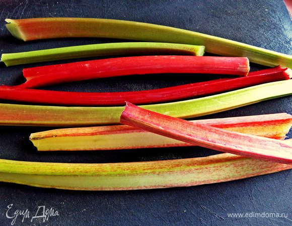 Ревень (200 г) моем, обрезаем края.