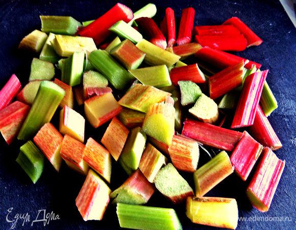 Делим на кубики. Заливаем водой (0,5 л), ставим на огонь.