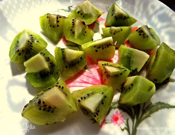 Киви чистим и делим примерно так.