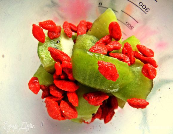 Складываем в ёмкость для блендера киви, ягоды...