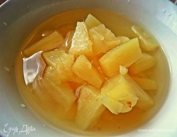 Ананасы в сиропе процеживаем. Кусочки ананаса пойдут у меня в пирог.