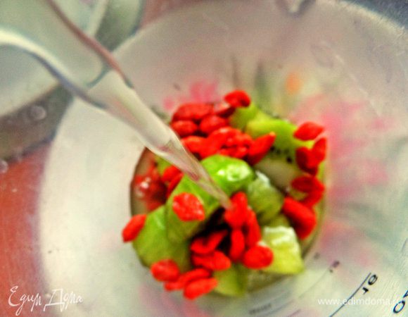 А сироп вот вливаем для баланса сладости в коктейль.