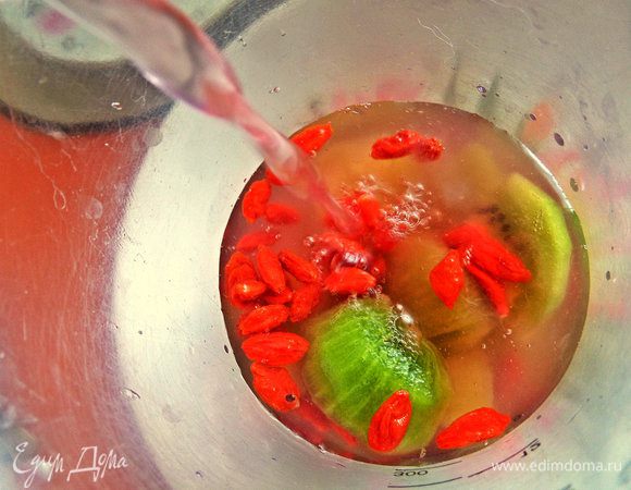 Компот уже настоялся и впитал красивый розовый цвет. Добавим в коктейль тоже.