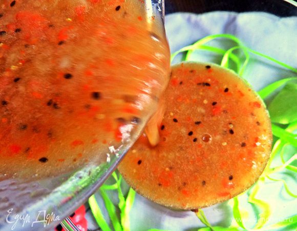 Переливаем густой напиток в бокал.