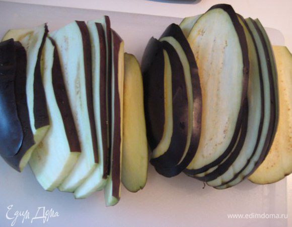 Баклажаны нарезать пластинками 0,5 см.