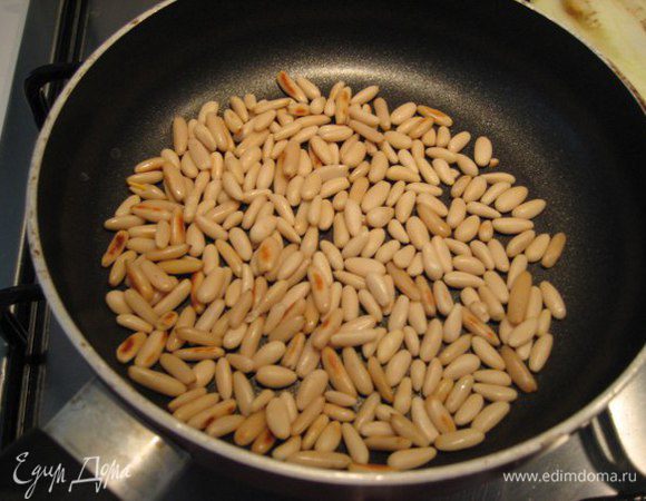 Кедровые орешки обжарить на сухой сковороде.