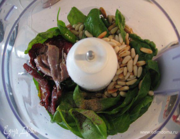 В блендере измельчить вяленые томаты, листья базилика (оставить немного), кедровые орешки, филе анчоусов, поперчить. Добавить оливковое масло и снова пробить.