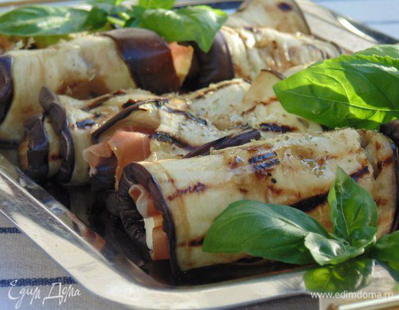 Сбрызнуть оливковым маслом, посыпать слегка орегано. Убрать в холодильник, подавать закуску охлажденной!