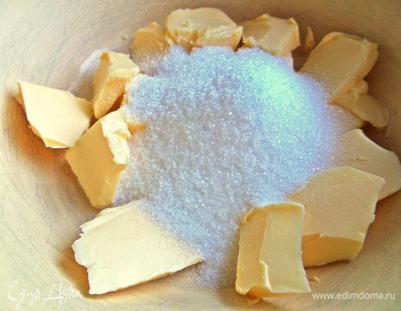 Размягчённое масло смешиваем с мелким сахаром.