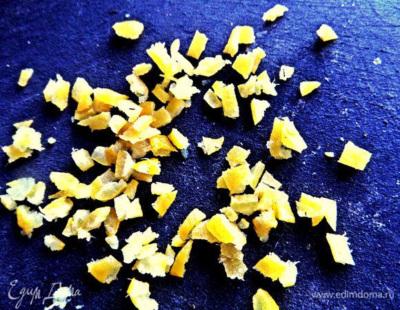 Цедру натереть или мелко нарезать.