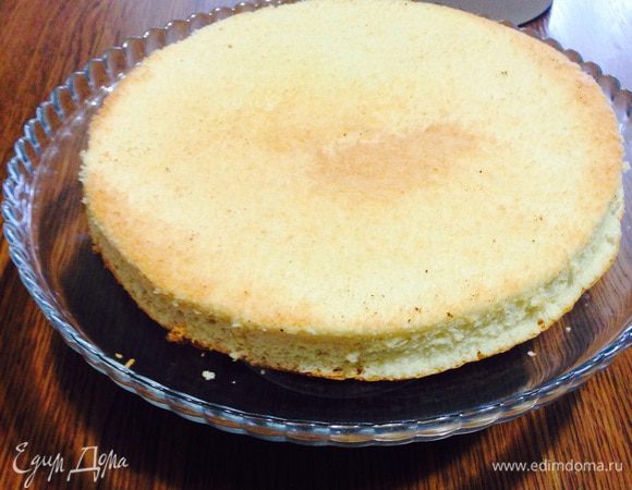 Вот такой бисквит у меня получился, упругий и не сухой. Бока я обрезала для эстетичности. 