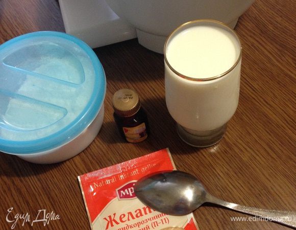 Сливки должны быть очень холодными. Взбиваем сливки сначала на низкой скорости, как только видим что сливки густеют увеличиваем скорость, добавляем сахарную пудру. 