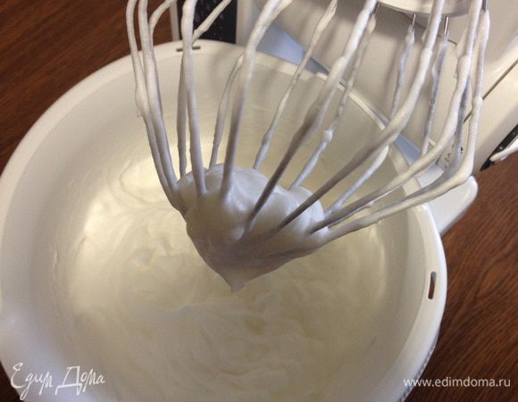 Взбиваем сливки до крепких пиков. Ставим в холодильник.