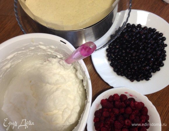 Аккуратно вмешать остывший желатин в сливки.