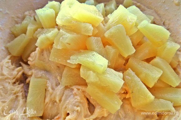 Отправляем ананасы в тесто и немного сиропа, хотя в оригинале был сок лимона. Если у Вас ананас в кружочках, можно их просто выложить на дно формы и залить тестом.