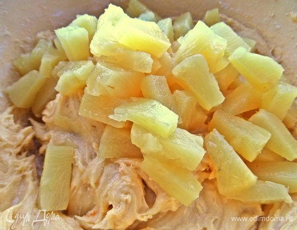 Отправляем ананасы в тесто и немного сиропа, хотя в оригинале был сок лимона. Если у Вас ананас в кружочках, можно их просто выложить на дно формы и залить тестом.