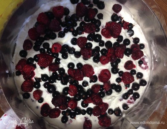 Сборка торта. Ставим кольцо для торта , вниз кладем бисквит, выкладываем 1/3 крема, на крем ягоды, повторяем два раза, верхний слой должен быть крем полностью покрывающий ягоды. Отправляем торт на 4 часа в холодильник для застывания.