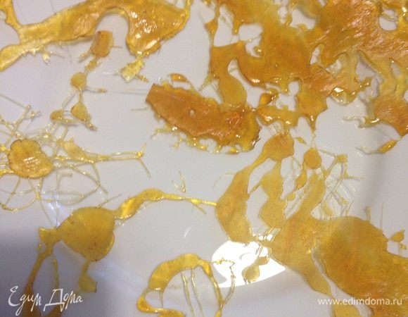 Приготовим карамельные украшения, в сотейнике смешиваем сахар и воду, и варим до янтарного цвета. Застилаем лист пергамента, и рисуем то что желает душа.