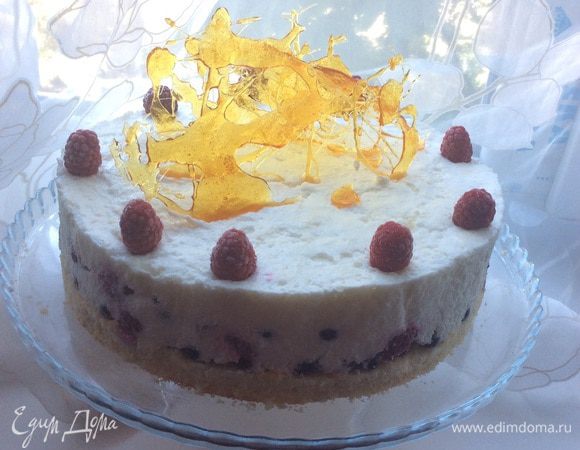 Аккуратно снимаем кольцо. Вот что у меня получилось. Украшаем малиной и карамельными украшениями. 