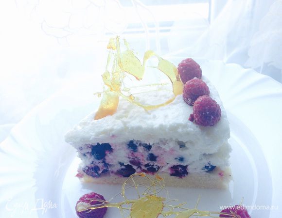 Отрезаем и наслаждаемся воздушным, свежим, легким летним десертом. Как же он хорош в разрезе, приятного аппетита! 