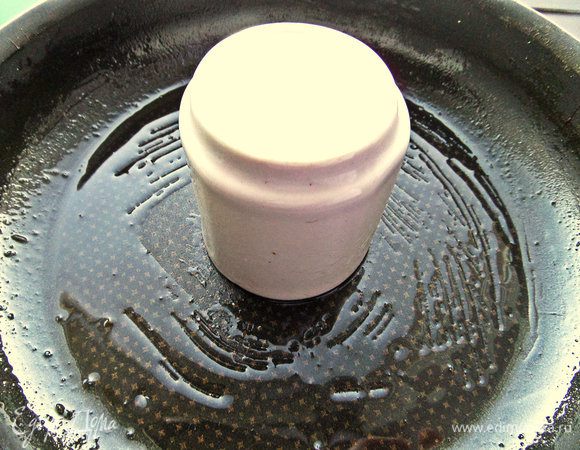 Форму 22 см смазываем маслом. Сегодня захотелось испечь пирог с отверстием в центре,поэтому использовала керамический стаканчик (тоже смазанный), так потом удобнее нарезать на порции.